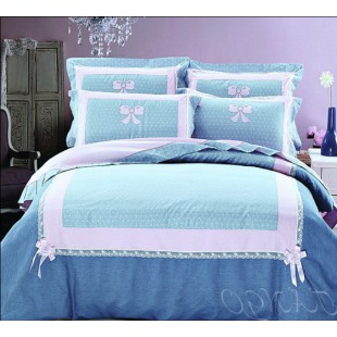 Комплект постельного белья голубой гаммы с бантиками и гипюром
