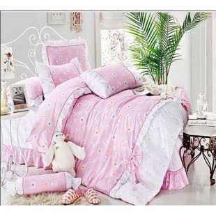 Нежненькое постельное белье светло-розовой гаммы с отделкой рюшами
